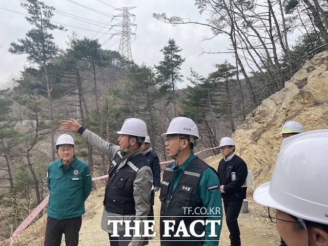 조성돈 한국원자력환경공단 이사장(왼쪽 세번째)이 해빙기 취약지역에 대한 안전 점검하고 있다./한국원자력환경공단