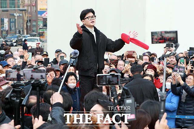 한동훈 국민의힘 비상대책위원장이 12일 오후 서울 영등포구 타임스퀘어 광장에서 거리인사를 하고 있다. /배정한 기자
