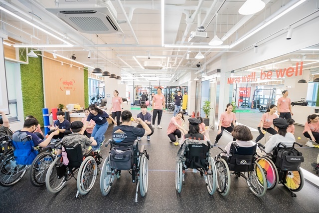 상상인그룹이 2024년 상반기 휠체어 사용 아동 신체발달 프로젝트에 참여할 아동∙청소년을 모집한다. 휠체어 사용 아동 신체발달 프로젝트를 진행하고 있는 모습. /상상인그룹