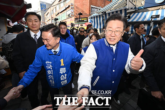 이재명 더불어민주당 대표가 13일 오후 서울 동작구 남성사계시장을 방문해 류삼영 동작을 국회의원 후보와 함께 지지를 호소하고 있다. /배정한 기자
