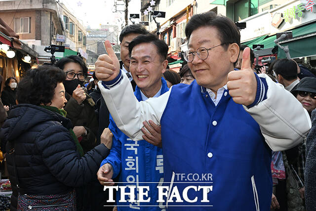 이재명 더불어민주당 대표(오른쪽)가 13일 오후 서울 동작구 남성사계시장을 방문해 류삼영 동작을 국회의원 후보(가운데)와 함께 시민들에게 지지를 호소하고 있다. /배정한 기자