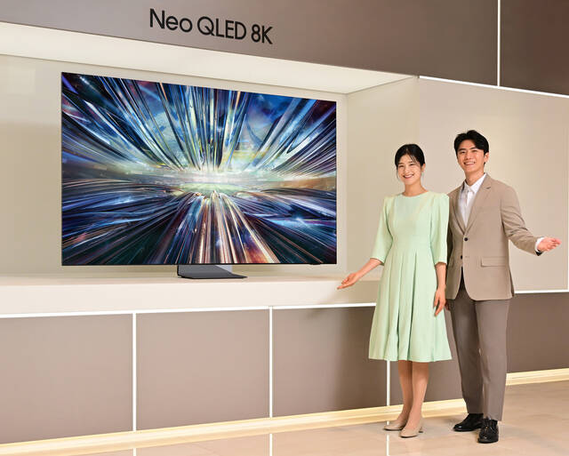삼성전자 모델이 성능의 3세대 AI 8K 프로세서를 탑재한 2024년형 네오 QLED 8K TV 신제품을 소개하고 있다. /삼성전자