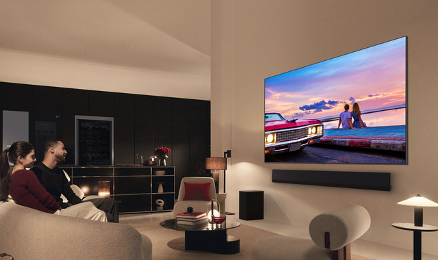 LG전자 모델이 13일 출시된 2024년형 TV 신제품 올레드 에보 G4 제품을 소개하고 있다. /LG전자