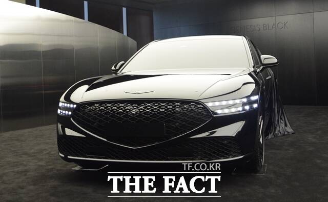 현대자동차의 고급 브랜드 제네시스가 플래그십 대형 세단 G90의 디자인을 업그레이드한 G90 블랙을 출시했다. /김태환 기자