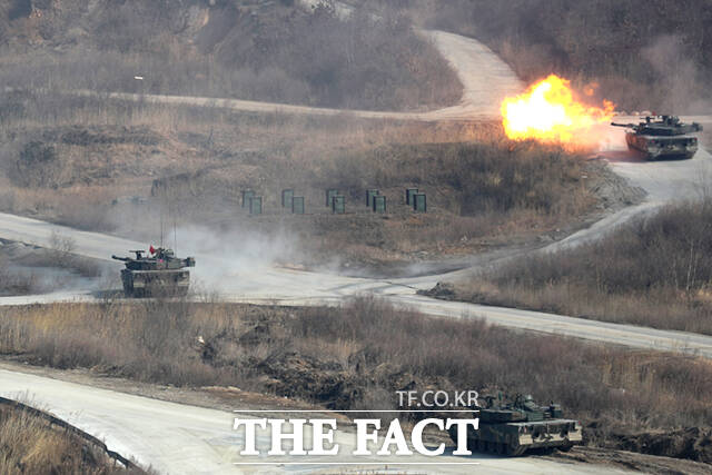 육군 수도기계화보병사단의 K1A2전차가 적 진지를 향해 사격하고 있다. /사진공동취재단