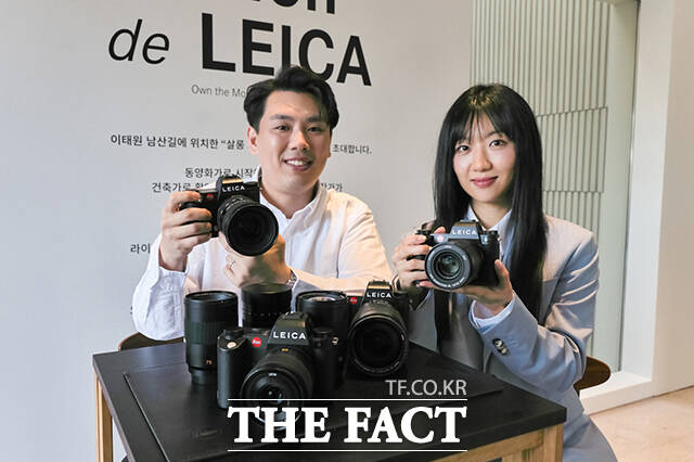 독일 명품 카메라 라이카의 신제품 SL3가 출시된 가운데 14일 서울 용산구 회나무로 더 플랫 스튜디오에서 모델들이 제품을 소개하고 있다. /라이카 카메라 코리아