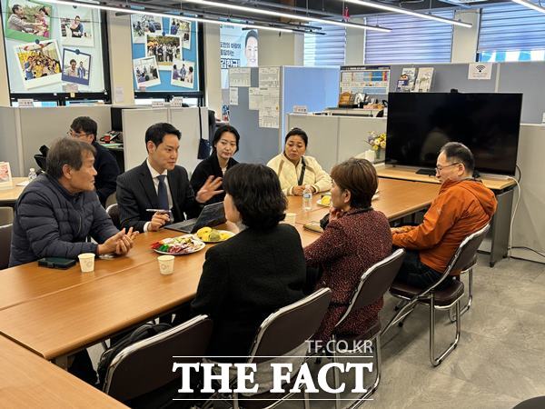 제22대 국회의원 선거 제주시을 선거구 김한규 예비후보(더불어민주당)가 13일 제주관광통역안내사협회와 간담회를 갖고 관련 법 개정을 약속했다.