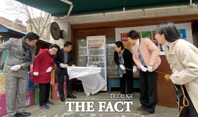 만안구 박달1동의 안민교회 앞 공유 냉장고 개소식. /안양시지속가능발전협의회