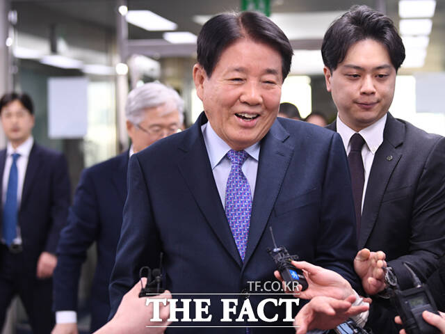 이정희 이사회 의장이 15일 오전 서울 동작구 유한양행 본사에서 열린 주주총회에 참석하고 있다.