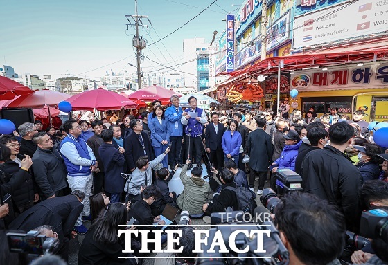 이재명 더불어민주당 대표가 15일 부산을 방문, 윤석열 정부를 비판하며 표심을 공략하고 있다./민주당 부산시당