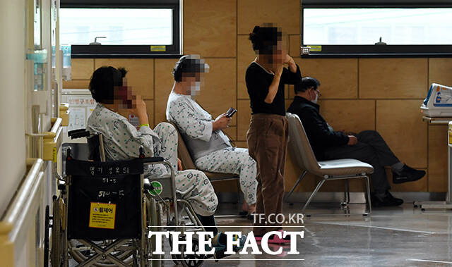 정부의 의대 정원 증원에 반발한 정공의들의 집단행동 사태가 4주째에 접어든 11일 오후 서울 영등포구의 한 종합병원에 환자들이 진료를 기다리고 있다. /임영무 기자