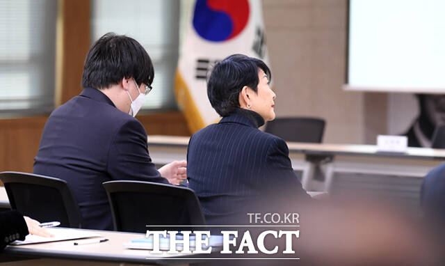 유일링 유한학원 이사가 15일 오전 서울 동작구 유한양행 본사에서 열린 주주총회에 참석해 자리하고 있다.