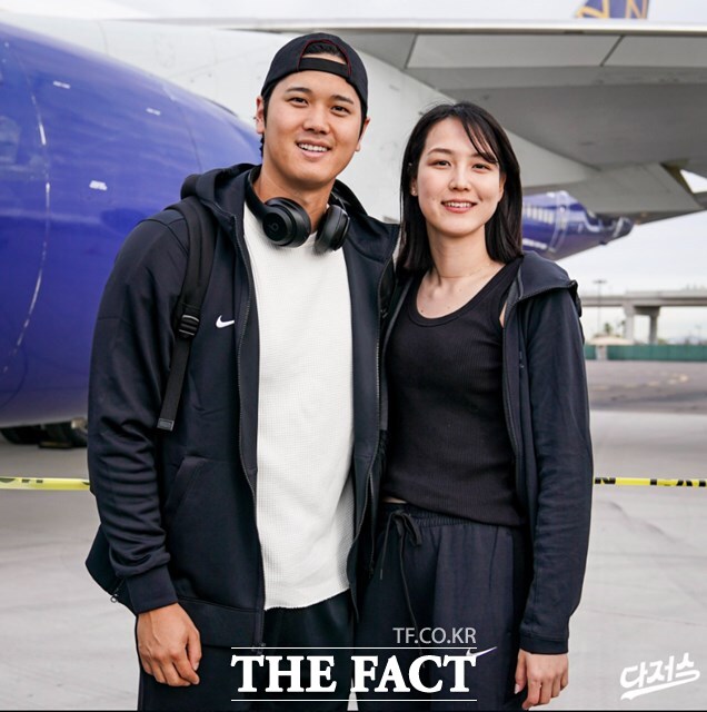 한국행 비행기에 오르기 직전 아내 다나카를 공개하고 있는 오타니./다저스 SNS
