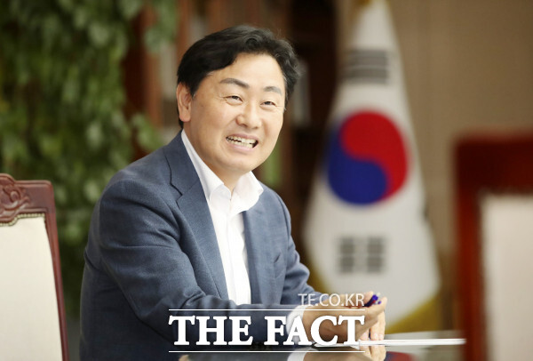 김관영 지사가 전국 17개 광역자치단체장을 대상으로 한 긍정평가 조사에서 4개월째 3위를 이어가고 있다.