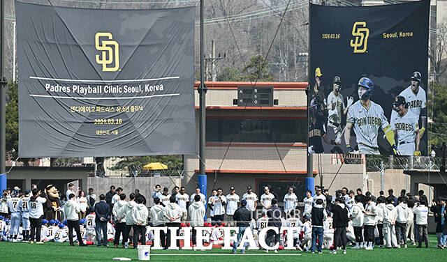 김하성, 고우석을 비롯한 샌디에이고 파드리스 선수들과 박찬호 샌디에이고 특별고문이 유소년 클리닉에서 선수들을 지도하고 있다.