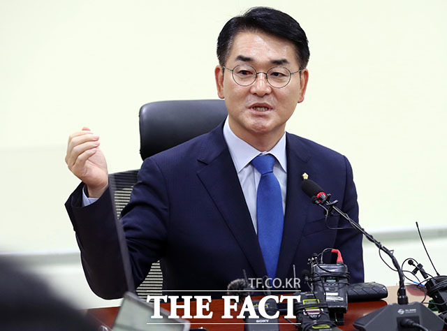더불어민주당은 17일 서울 강북을 전략 경선을 박용진 의원(사진)과 조수진 노무현재단 이사의 양자 경선으로 치른다고 밝혔다. /남용희 기자