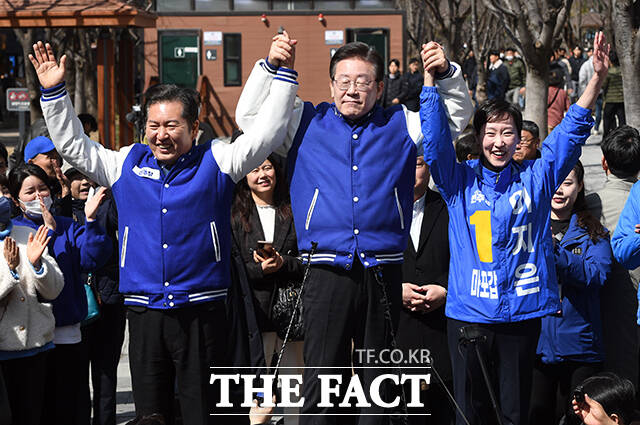 이재명 더불어민주당 대표(가운데)와 정청래 마포을 후보(왼쪽), 이지은 마포갑 후보가 18일 오전 서울 마포구 경의선숲길을 방문해 시민들에게 인사을 하고 있다. /배정한 기자