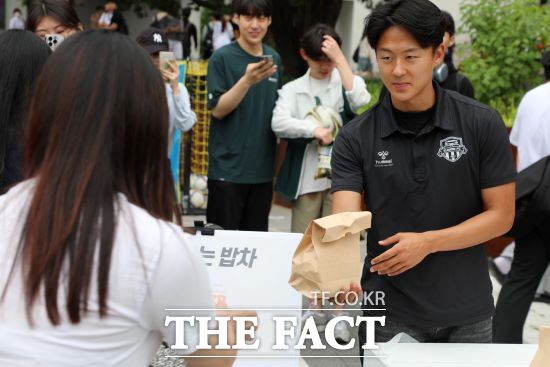 수원FC 이승우(오른쪽) 선수가 지난해 6월 아주대학교에서 배식 봉사활동을 하고 있다./수원시자원봉센터