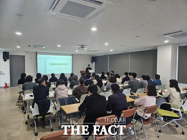 익산시가 18일 조법종 우석대학교 교양대학장을 강사로 초빙해 문화관광해설사와 관광 안내원 30여 명을 대상으로 시의 역사에 대한 교육을 진행하고 있다./익산시