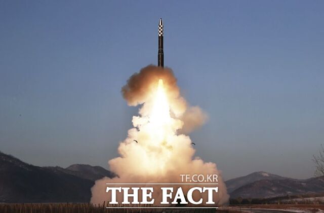 북한 노동신문은 지난해 12월 19일 전날 발사한 장거리탄도미사일은 4월 처음으로 시험발사했던 신형 고체연료 대륙간탄도미사일(ICBM) 화성-18형이라고 밝혔다./ 뉴시스