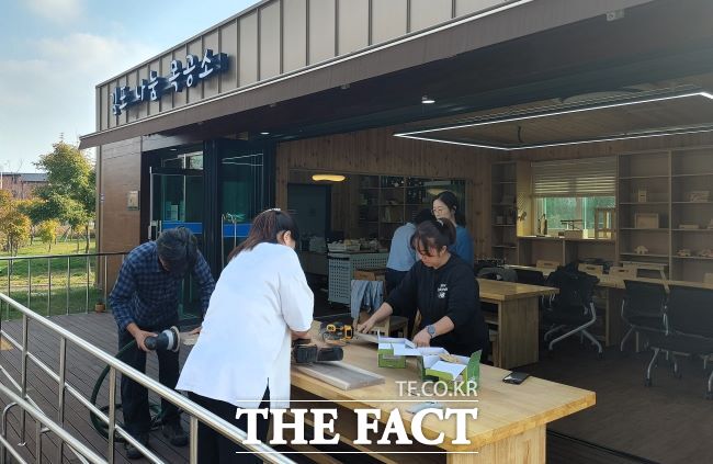 김포한강야생조류생태공원 나눔목공소에서 목공예를 체험하는 시민 모습/김포시