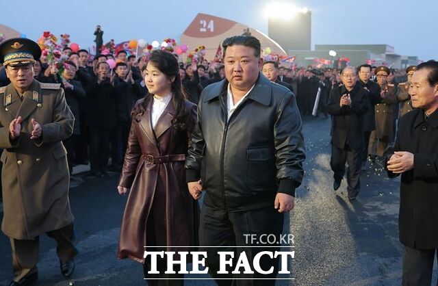 북한 노동신문은 김정은 국무위원장이 딸 주애와 함께 15일 평양 강동 온실농장 준공식에 참석했다고 16일 보도했다. / 뉴시스