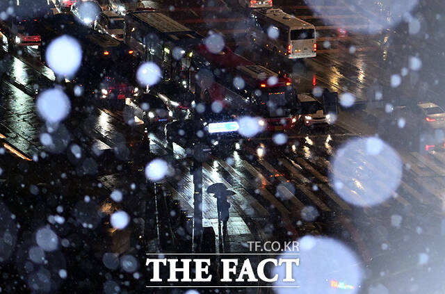 기상청에 따르면 수요일인 20일은 전국이 대체로 흐리고 비 또는 눈이 내리는 곳이 있겠다. /이동률 기자