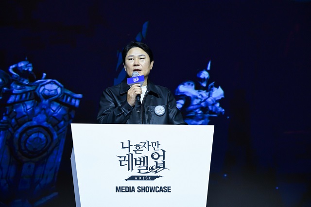 19일 서울 구로구 지타워에서 나 혼자만 레벨업: 어라이즈 미디어 쇼케이스가 열린 가운데 권영식 넷마블 대표가 인사말을 하고 있다. /넷마블