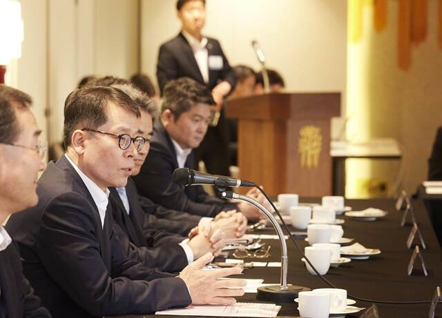 19일 서울시 중구 은행연합회에서 개최된 애널리스트 간담회에서 김성태 IBK기업은행장이 참석자들과 대화하고 있다. /기업은행
