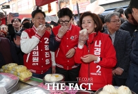  전통시장에서 만두 먹는 한동훈 [포토]