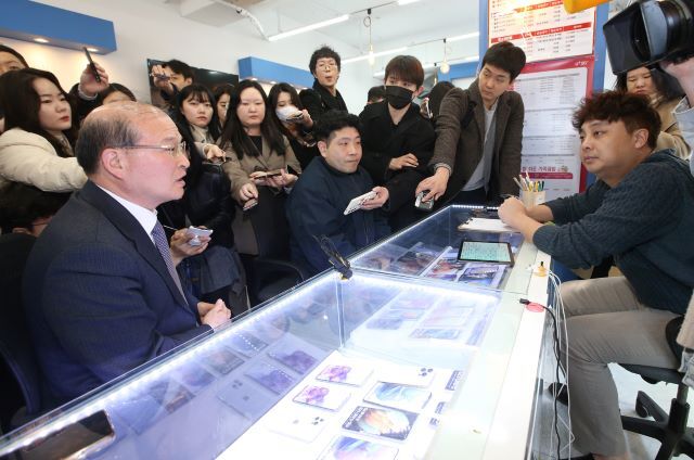 이상인 방송통신위원회 부위원장이 21일 서울시 강남구 선릉로의 한 이동통신 단말기 판매점을 방문해 구매지원금 지급 현황을 점검하고 있다. /방송통신위원회