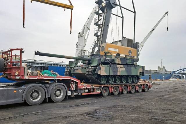 폴란드 그드니아 항구에 현대로템이 제작한 폴란드형 K2 전차 18대가 도착했다. /현대로템