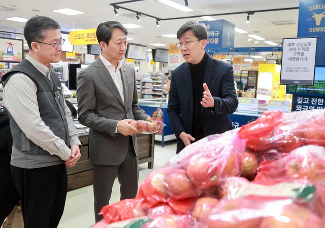 안덕근 산업부 장관은 21 오후 서울 용산에 있는 이마트를 방문해 과일 등 신선식품에 대한 가격 동향을 점검하고, 장바구니 물가안정을 위한 대형마트의 노력을 당부했다. /산업통상자원부