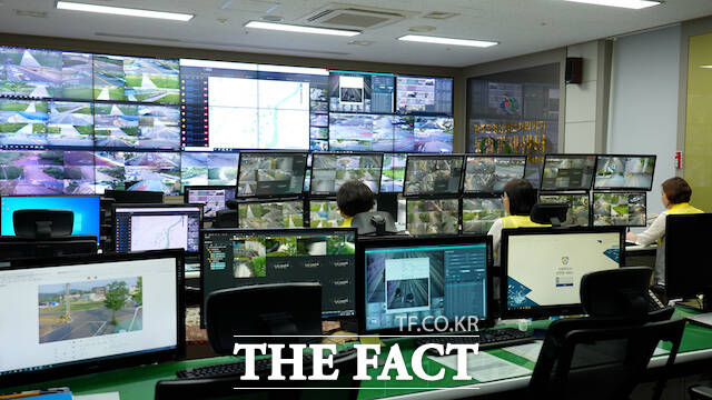지난 2014년 도내 군 최초로 개소한 완주군 통합관제센터가 현재 관제요원 12명이 533개소 1,128대의 CCTV를 4조 3교대로 365일 24시간 실시간 모니터링하고 있다. /완주군