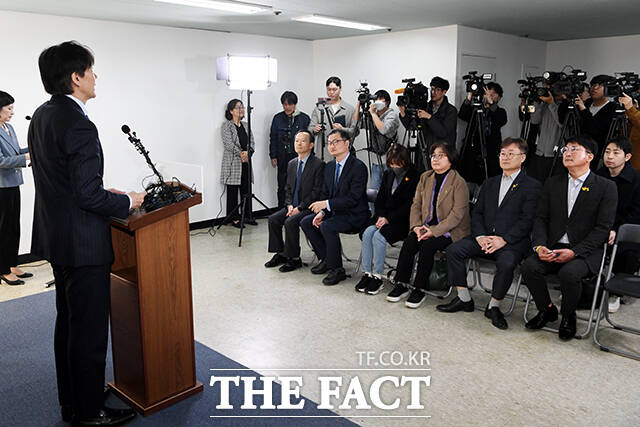 조국 조국혁신당 대표(왼쪽)가 22일 오후 서울 여의도 중앙당사에서 열린 입당식에 참석해 입당 인사를 소개하고 있다. /배정한 기자