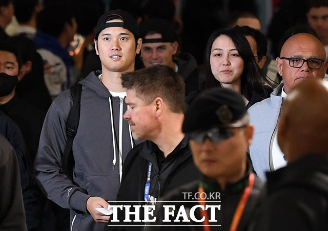 미국 메이저리그(MLB) 월드투어 서울 시리즈를 끝낸 LA다저스 오타니 쇼헤이(왼쪽)와 부인 다나카 마미코가 22일 오전 인천국제공항을 통해 출국하고 있다. /인천국제공항=남용희 기자