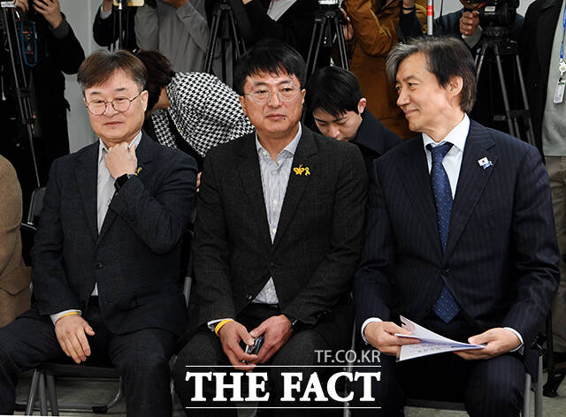 조국혁신당에 입당하는 세월호 참사 유가족들과 대화하는 조국 대표(오른쪽).