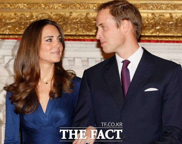 영국 윌리엄 왕자와 케이트 미들턴이 약혼을 발표한 후인 2010년 11월 16일 영국 런던 세인트 제임스 궁에서 포즈를 취하고 있다. /런던=AP.뉴시스