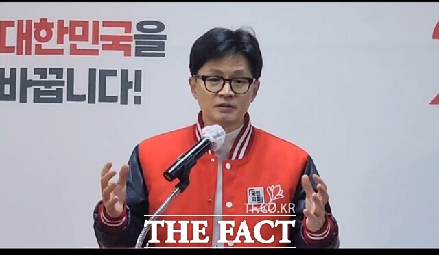 한동훈 국민의힘 비상대책위원장 겸 총괄선거대책위원장이 24일 전국의대교수협의회 회장단과 만나 의대 증원 등 현안을 논의한다. 한동훈 국민의힘 비상대책위원장이 21일 윤재옥 국민의힘 원내대표 선거사무소 개소식에 참석해 발언하고 있다. /김민규 기자