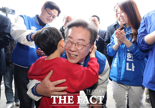 이재명 더불어민주당 대표(가운데)가 24일 오후 서울 서초구 서울고속버스터미널을 방문해 어린이와 포옹을 하고 있다. /이동률 기자