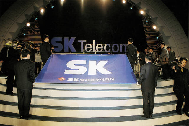 SK텔레콤이 오는 29일 창사 40주년을 앞두고 회사의 지난 역사를 돌아보는 회사를 수놓은 10대 순간을 선정해 발표했다. 사진은 1997년 당시 SK텔레콤 CI 선포식. /SK텔레콤