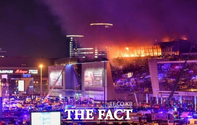 22일(현지시간) 러시아 모스크바 북서쪽에서 발생한 총격 사건 이후 구조대원들이 불타는 크로커스 시청 콘서트장에서 화재를 진압하고 있다. 러시아 연방보안국의 예비 자료에 따르면 이날 크로커스 시청 콘서트장에서 총격 사건이 발생해 최소 62명이 사망하고 100명 이상이 부상을 입었다. /모스크바=뉴시스.신화