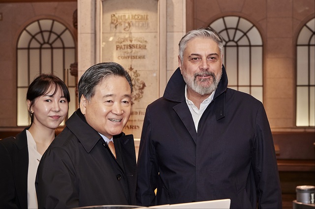 혀영인 SPC 회장(왼쪽)과 마리오 파스쿠찌 회장이 24일 SPC그룹 주요 매장을 둘러보고 있다. /SPC