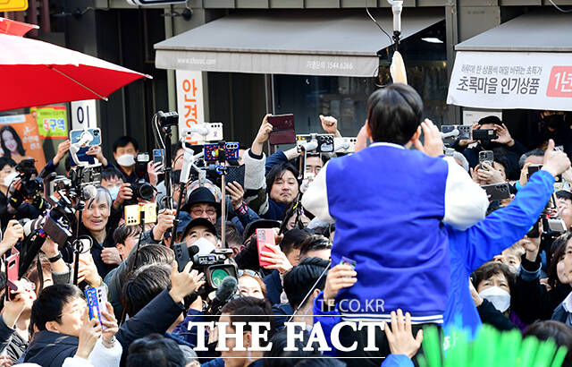 이재명 더불어민주당 대표가 지난달 13일 서울 동작구 남성사계시장을 방문해 류삼영 동작을 국회의원 후보와 함께 지지를 호소하고 있다.