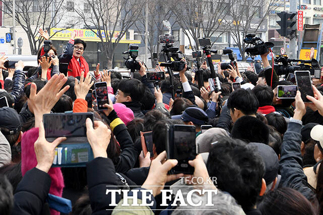 한동훈 국민의힘 비상대책위원장이 19일 서울 동작구 남성사계시장을 방문해 자당 국회의원 후보의 지지를 호소하고 있다.