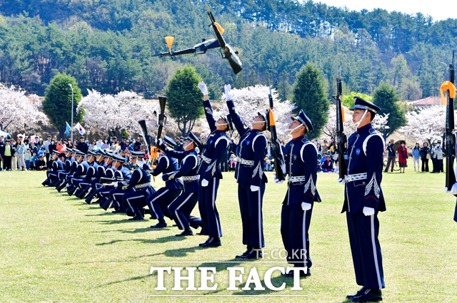 지난해 벚꽃축제 행사에서 절도 있는 동작 시범을 보여주고 있는 의장대./공군교육사령부
