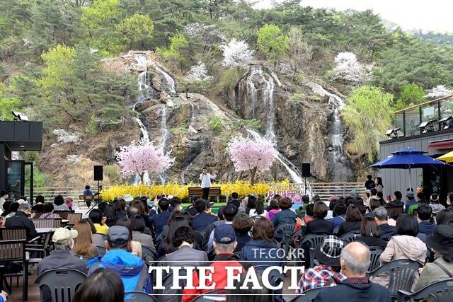 따뜻한 봄의 시작을 알리는 벚꽃축제가 서울 곳곳에서 펼쳐진다. 서대문구 봄빛축제 봄빛 서대문에서 만나 봄. /서대문구