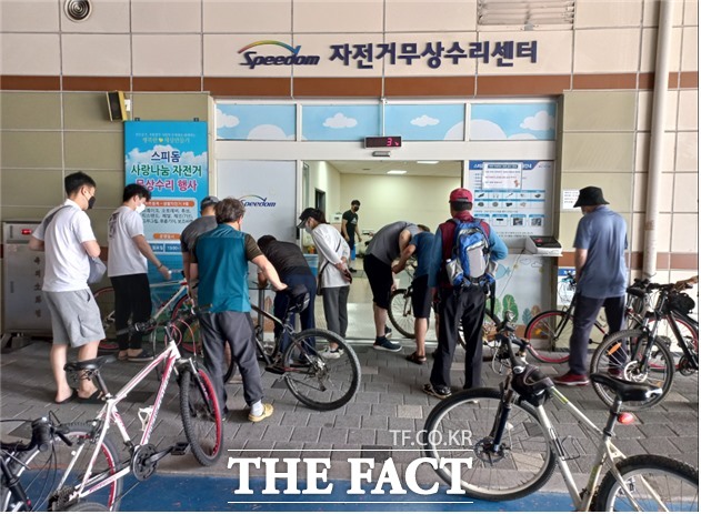 광명스피돔 자전거무상수리센터에 방문한 시민들이 자전거 수리를 위해 접수를 진행하고 있다./경륜경정총괄본부