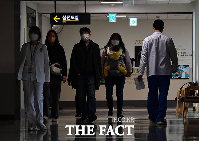 전국의과대학교수협의회(전의교협)가 자발적인 사직서 제출을 예고한 25일 서울 한 대학병원에서 의료진들이 분주하게 움직이고 있다. /배정한 기자