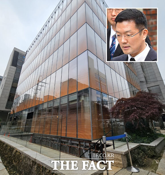 윤관(오른쪽 사진) 블루런벤처스 코리아 대표는 지난 2016년 서울 강남구 신사동의 한 빌딩에 국내 사무실을 마련했다. 블루런벤처스 코리아가 입주한 건물은 윤관 대표의 처가가 소유하고 있다. /더팩트 DB